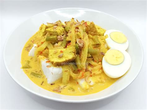  Lontong Sayur, A Hearty Malay Medley Bursting with Aromatic Coconut Milk and Fresh Herbs!